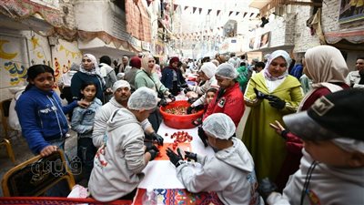 الطباخون يرددون الأغاني قبل بدء الإفطار الجماعي بالمطرية (فيديو وصور)