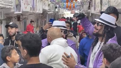 بأزياء غريبة، أشقاء يلفتون الأنظار بإفطار المطرية (فيديو) 