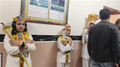 طالبات مدرسة الشهيد صلاح الجميعي بالمطرية يستقبلن محافظ الدقهلية بالزي الفرعوني