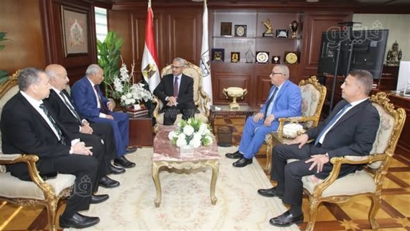 محافظ بني سويف يستقبل
