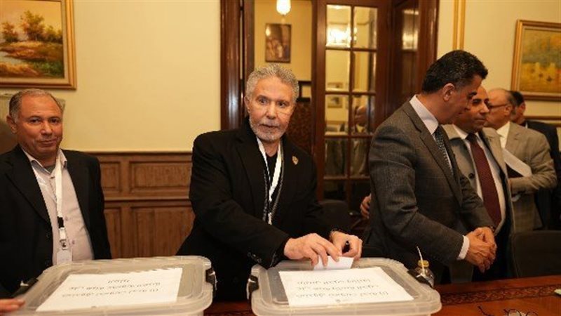 أكمل قرطام، فيتو