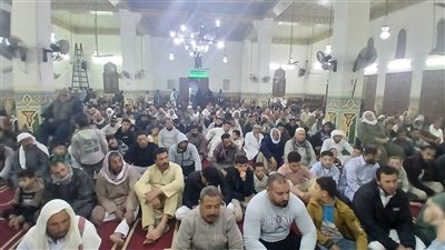 إقبال ملحوظ ومساجد عامرة بالمصلين في الليلة السابعة عشرة من رمضان بالإسكندرية