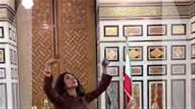رقص سائحة داخل ضريح