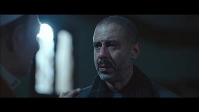 مسلسل أب ولكن الحلقة 7، محمد فراج يتعرض للخيانة من أقرب صديق له 