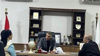 محافظ جنوب سيناء يلتقي رئيس مدينة دهب لبحث ملف الإشغالات ومشكلات المواطنين