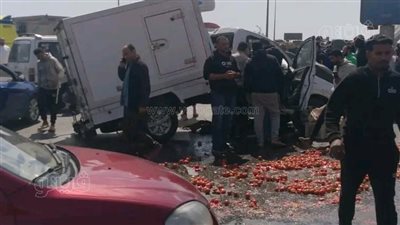 إصابة 3 أشخاص في انقلاب سيارة نقل محملة بالطماطم بالشرقية 