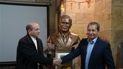 النحات أسامة السرور يهدي بيت الشعر تمثال فؤاد حداد (صور) 