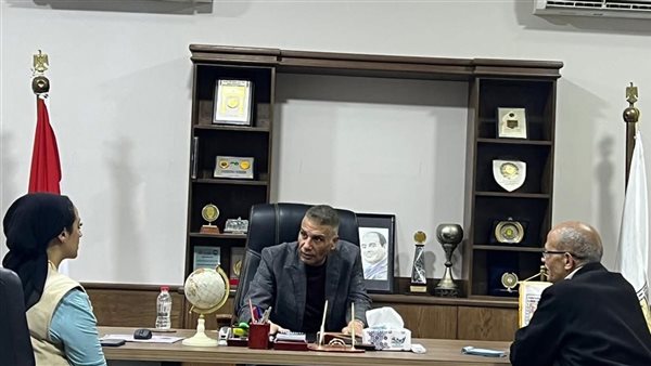 محافظ جنوب سيناء يلتقي رئيس مدينة دهب لبحث ملف الإشغالات ومشكلات المواطنين