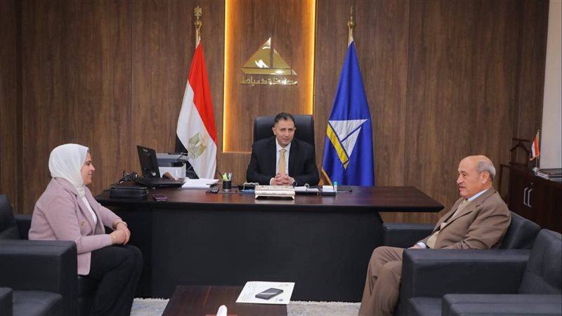 محافظ دمياط يستقبل