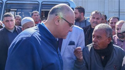 محافظ الإسكندرية يتابع الالتزام بالتعريفة الجديدة بموقف سيرفيس محطة مصر 