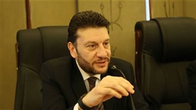 مساعد وزير المالية الأسبق يطالب بحزمة تمويل عاجلة لاستيراد القمح والدواء والوقود 