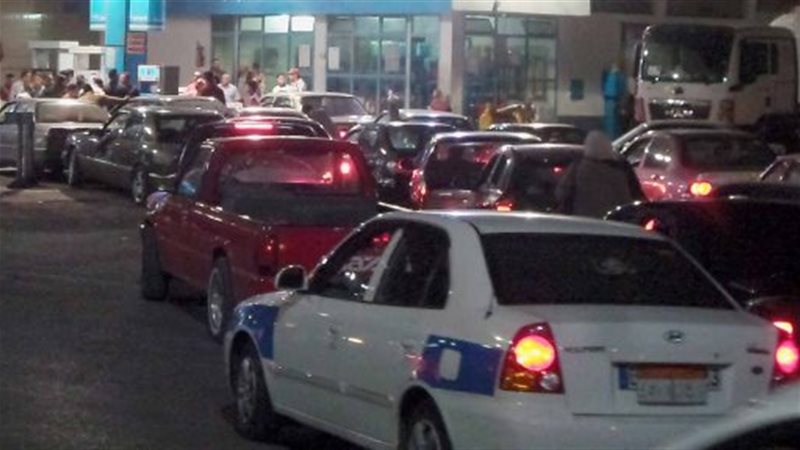 زحام على محطات الوقود،
