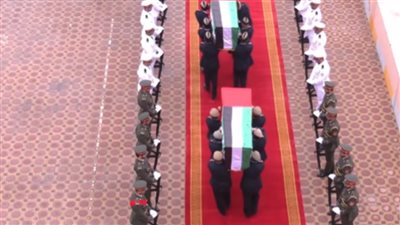 الدفاع الإماراتية تشيع طيارين في جنازة عسكرية بأبوظبي (فيديو)