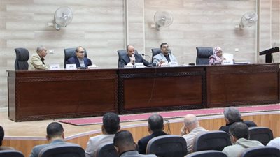 نائب محافظ الوادي الجديد يترأس اجتماع تحديث المخطط الاستراتيجي للخارجة ويتابع أسعار الوقود