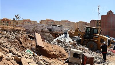 إزالة 7 حالات تعد بمنطقة الإسكان المميز بأسوان وإحالة المخالفين للنيابة العسكرية (صور)