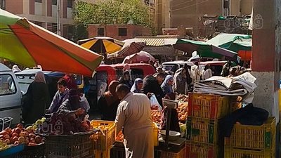 غضب في السنطة بالغربية، شارع رئيسي يتحول إلى سوق عشوائي أمام المستشفى ومجمع المصالح (فيديو) 
