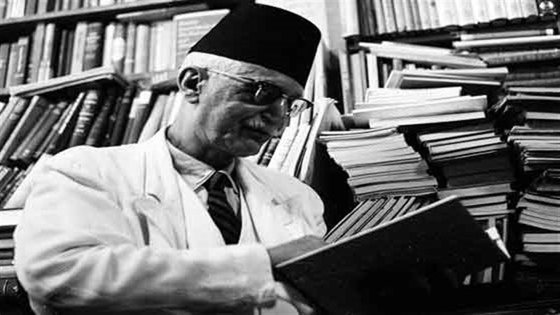 العقاد فى مكتبته