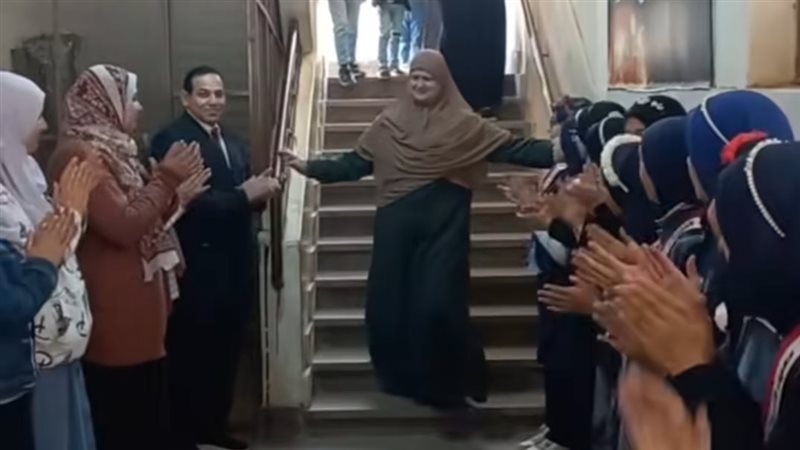 استقبال معلمة بممر