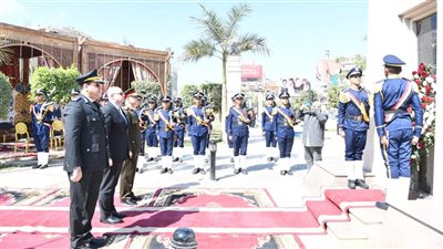 محافظ الفيوم يضع إكليلا من الزهور على النصب التذكاري للشهداء احتفالا بالعيد القومي 