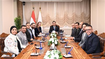 وزير الشباب والرياضة يناقش مع اتحاد الريشة الطائرة خطة تطوير اللعبة