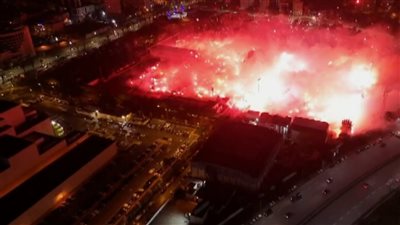 جماهير الترجي تشعل أجواء ملعب رادس أثناء عمليات إحماء لاعبي الأهلي (صور)