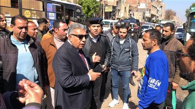 محافظ الدقهلية يسحب رخص سيارتي أجرة خلال جولة على المواقف 