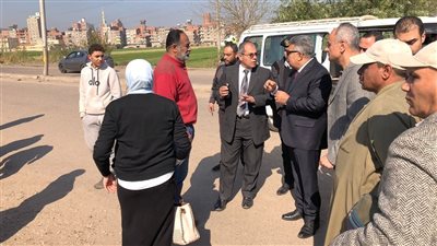 التحفظ على ميكروباص وتغريم سائقه ألف جنيه لمخالفته خط السير ورفع الأجرة بالدقهلية
