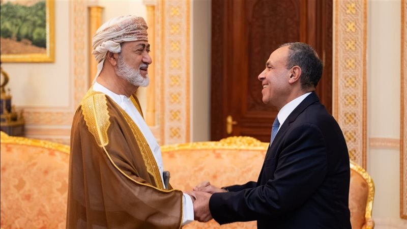سلطان عمان يستقبل