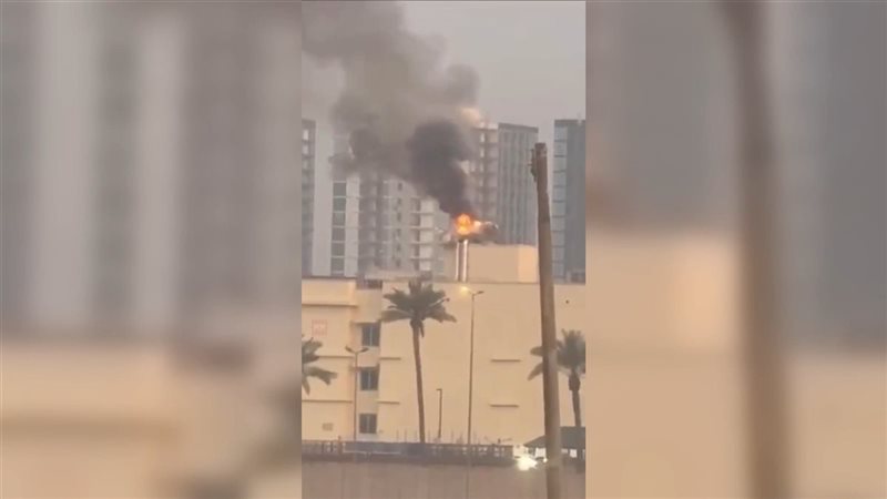 دخان متصاعد من السفارة