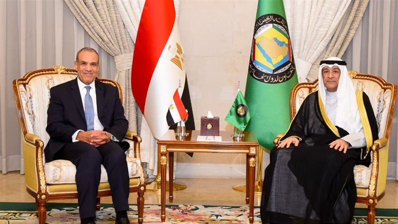 وزير الخارجية مع