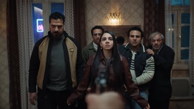 مسلسل عرض وطلب الحلقة 13، دينا تطلب من سلمى أبو ضيف قتل الصحفي حتى لا يفضح أمرهم