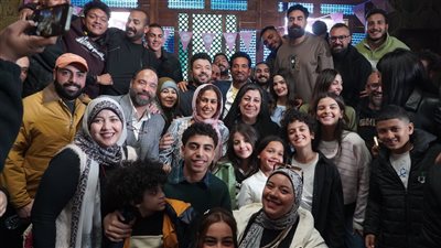 عمرو سعد يحتفل بانتهاء تصوير مشاهد مسلسله الرمضاني إفراج (صور)