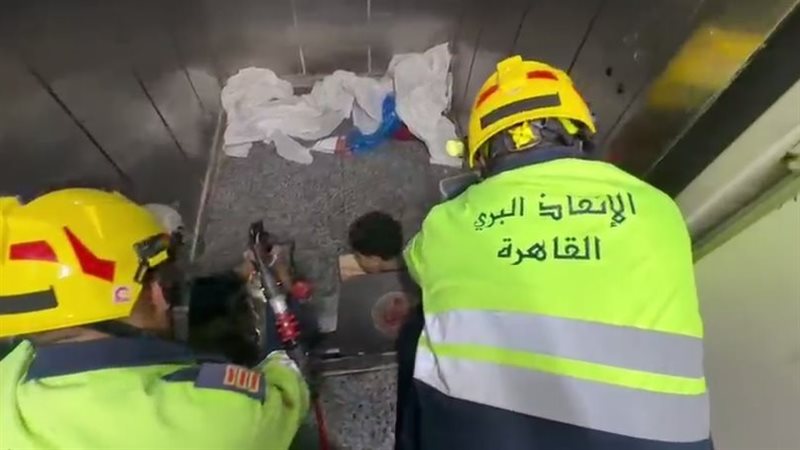إنقاذ شخص احتجز داخل