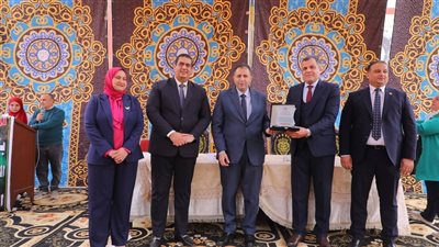 محافظ دمياط يكرم حافظات القرآن وعباقرة مدرسة حمزة السنباطي بالسرو