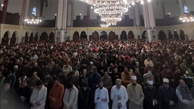 وسط أجواء إيمانية، مسجد الرحمن بالمظلات يختم القرآن في آخر الليالي الوترية (صور)