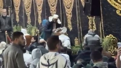 اتباعا للسنة، توزيع تمر على المصلين بعد صلاة الفجر بمسجد مصطفى محمود (فيديو)