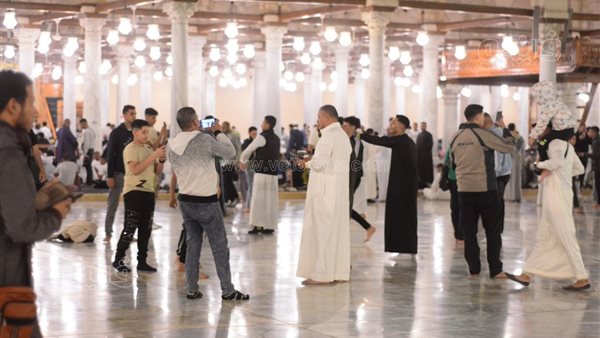 توافد المصلين على مسجد عمرو بن العاص لأداء صلاة عيد الفطر المبارك