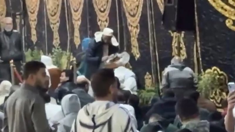 توزيع تمر على المصلين،