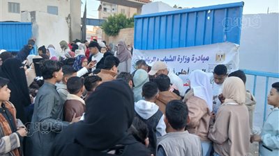 توزيع الهدايا والألعاب على الأطفال بعد صلاة العيد بمركز شباب مطروح (صور)