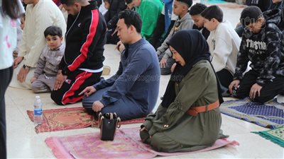 اختلاط النساء بالرجال أثناء صلاة عيد الفطر بمسجد الحاكم بأمر الله (فيديو وصور)