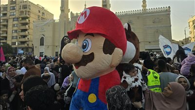 سوبر ماريو والغوريلا يحتفلان مع الأطفال بعد صلاة العيد في ساحة مسجد الصديق (فيديو)