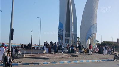 توافد الأهالي للاحتفال بعيد الفطر علي كورنيش مرسى مطروح