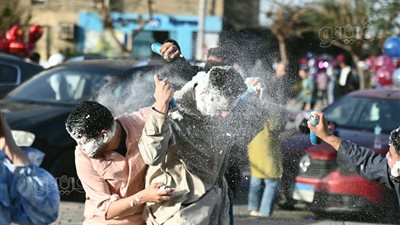 الفرحة لا تعرف السن، لعب الكبار والصغار بالثلج بعد صلاة العيد بساحة مصطفى محمود (صور)