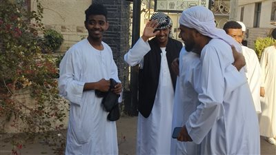الطلاب الوافدون بالجلابيب يشاركون أهالي المنصورة فرحة أول أيام عيد الفطر (صور)