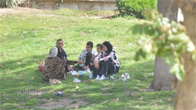 إقبال متوسط على حديقة الأزهر في أول أيام عيد الفطر (صور) 