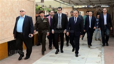 فرحة العيد للجميع بالشرقية.. الأشموني يزور المرضى والأيتام ويكرم عمال المحافظة ويشاركهم كحك العيد