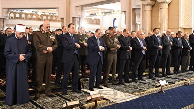 3 صور ترصد أداء السيسي صلاة عيد الفطر بمسجد الفتاح العليم في العاصمة الجديدة