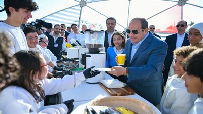 لقطة اليوم، السيسي يتناول فنجان قهوة من يد أحد أطفال ذوي الهمم ويرسم بالألوان على وجه آخر