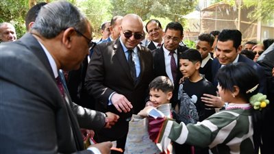محافظ الفيوم يشارك رواد حديقة الحيوان فرحتهم بالعيد