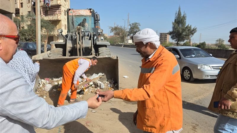 رئيس مدينة طوخ يوزع